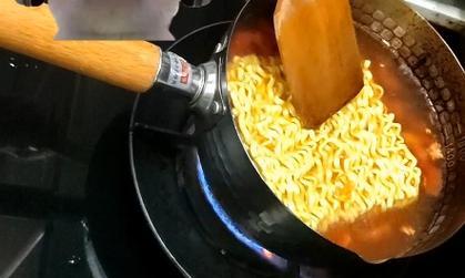 第一次做饭的小娜（一场灾难般的厨房体验）