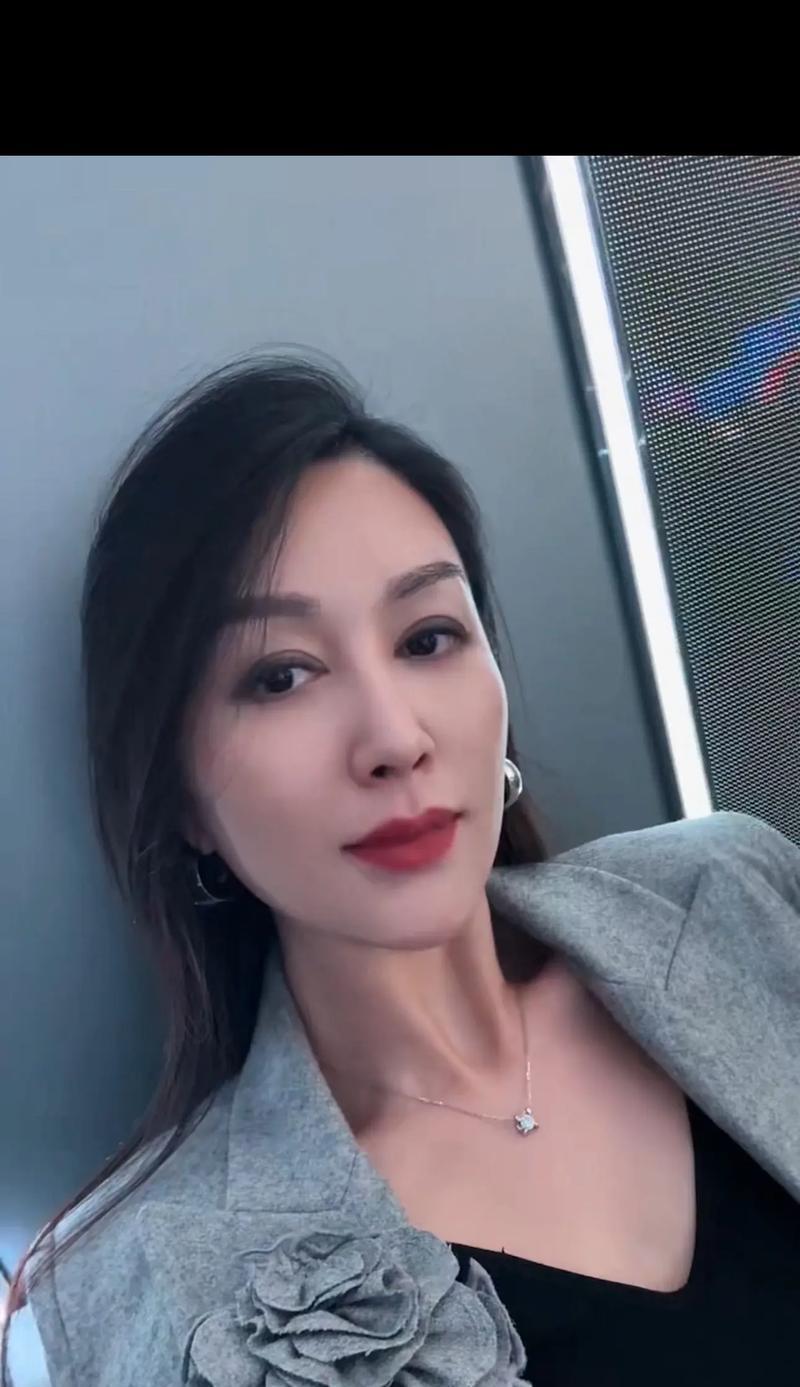 以坚冰的笑容（一个叛逆的少年）