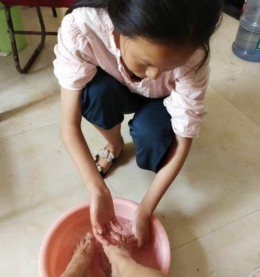 怡情舒心——我给妈妈洗脚（用心洗净妈妈的疲惫与烦恼）