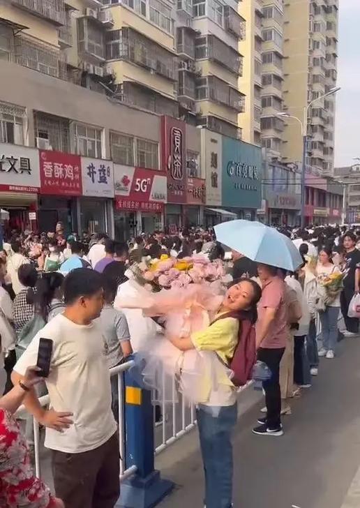 自信笑脸：一场告别与新生的旅程