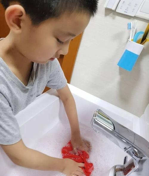 红领巾下的故事（一条红领巾，不一样的故事）