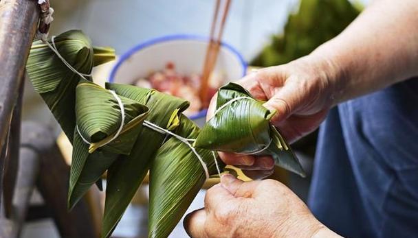 端午节里的粽子情缘（一个家庭的传统美食故事）