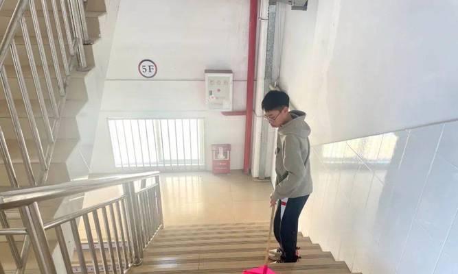 初中的奇妙冒险（探索初中校园的魅力）