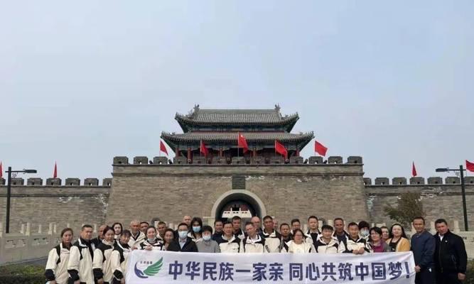 一场跨越民族的珍贵友谊（当两个文化背景迥异的人，因一次偶然的相遇而成为互相帮助的朋友）