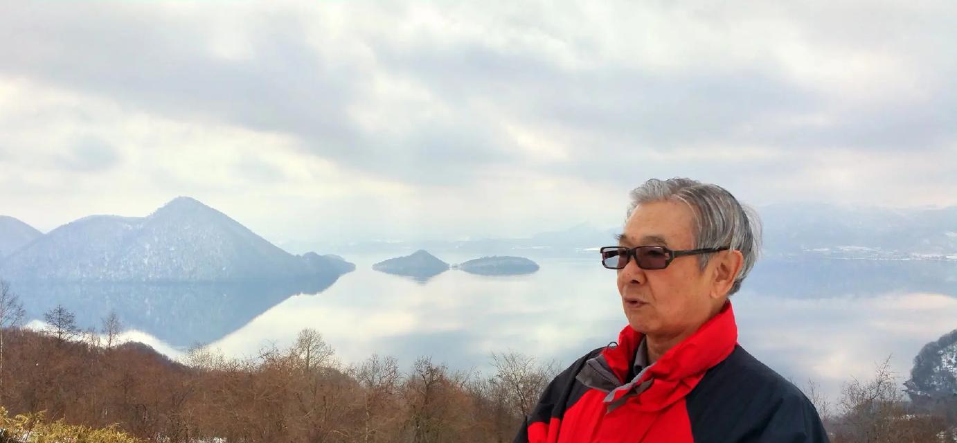 “你也喜欢这里的玫瑰花吗？”男子轻声问道。