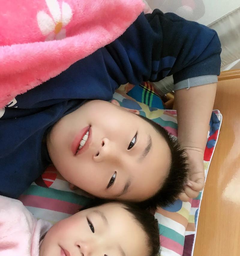 用欢乐充实童年，点亮人生之路（一位小女孩的成长故事）