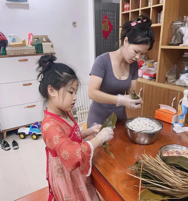 包粽子的乐趣（从选料到包裹，粽子之美让人忘却烦恼）