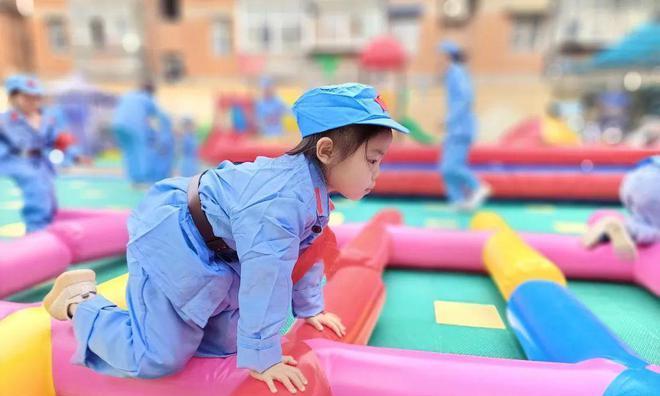 坚定脚步，走向未来（一个勇敢的女孩与她的冒险之旅）