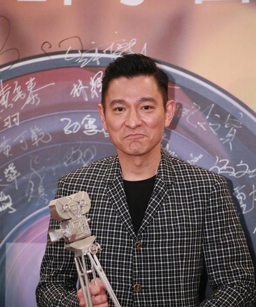 笑容绽放的那一刻（他经历了什么才能让自己真正地开心？）