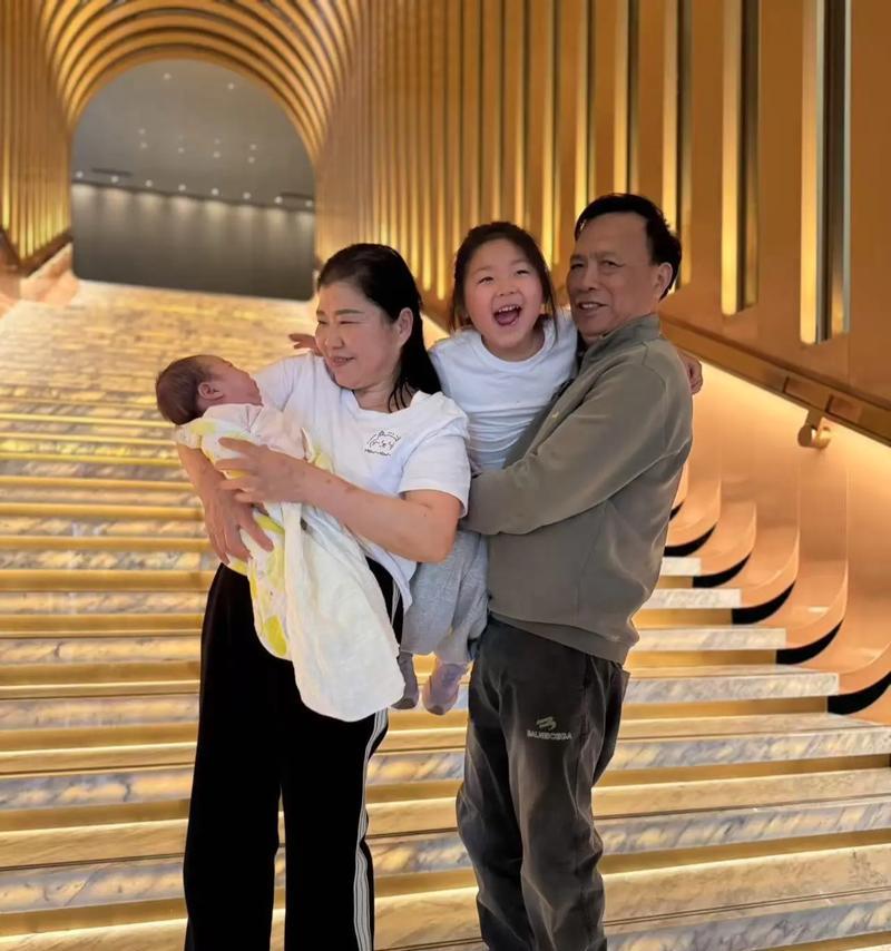 家和万事兴（温馨和谐的一家人）