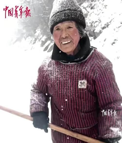 扫雪老人的故事（用双手为社区奉献）