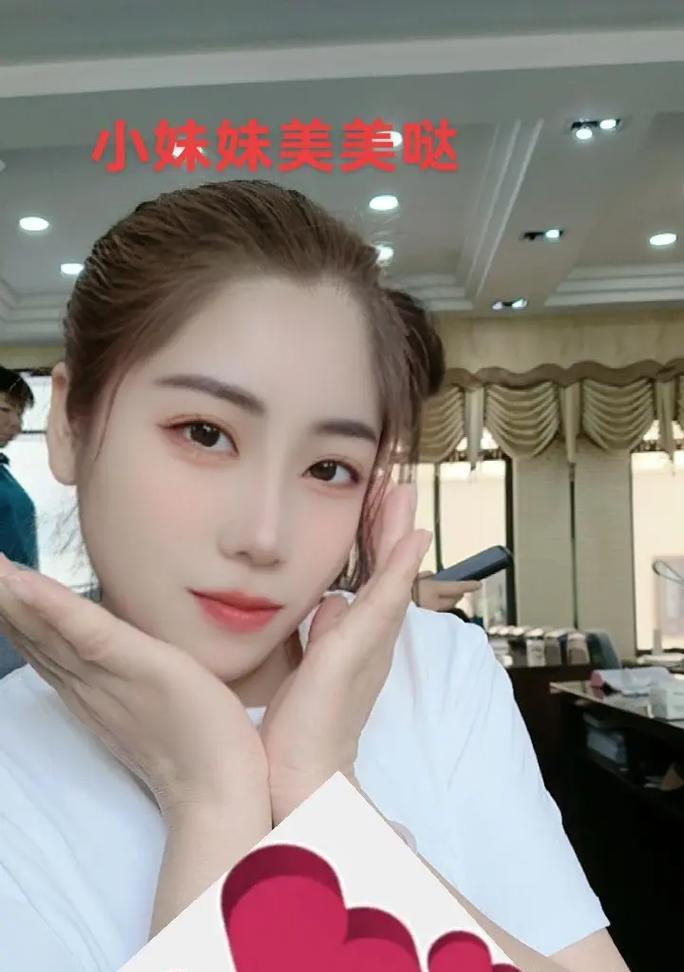 小妹妹的探险之旅（纯真可爱的小女孩探索世界的冒险）