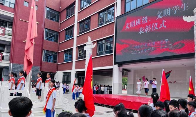 记一位五星红旗下成长的小青年（记一位五星红旗下成长的小青年）