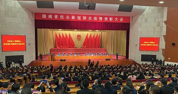 以抗疫彰显精神担当（一个志愿者的故事）